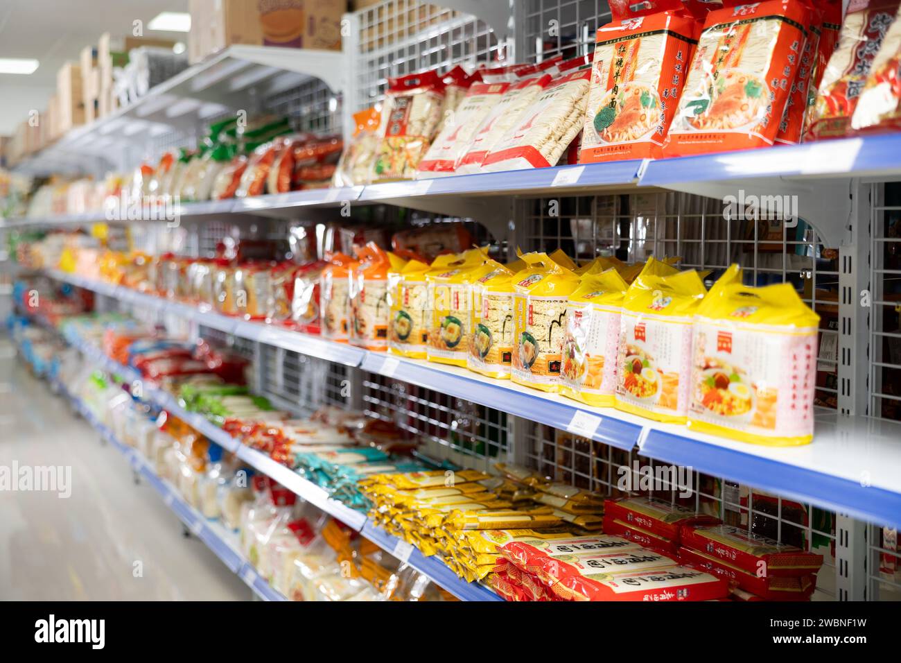 Pakete mit verschiedenen Nudeln in Regalen im asiatischen Lebensmittelgeschäft in Reus Stockfoto