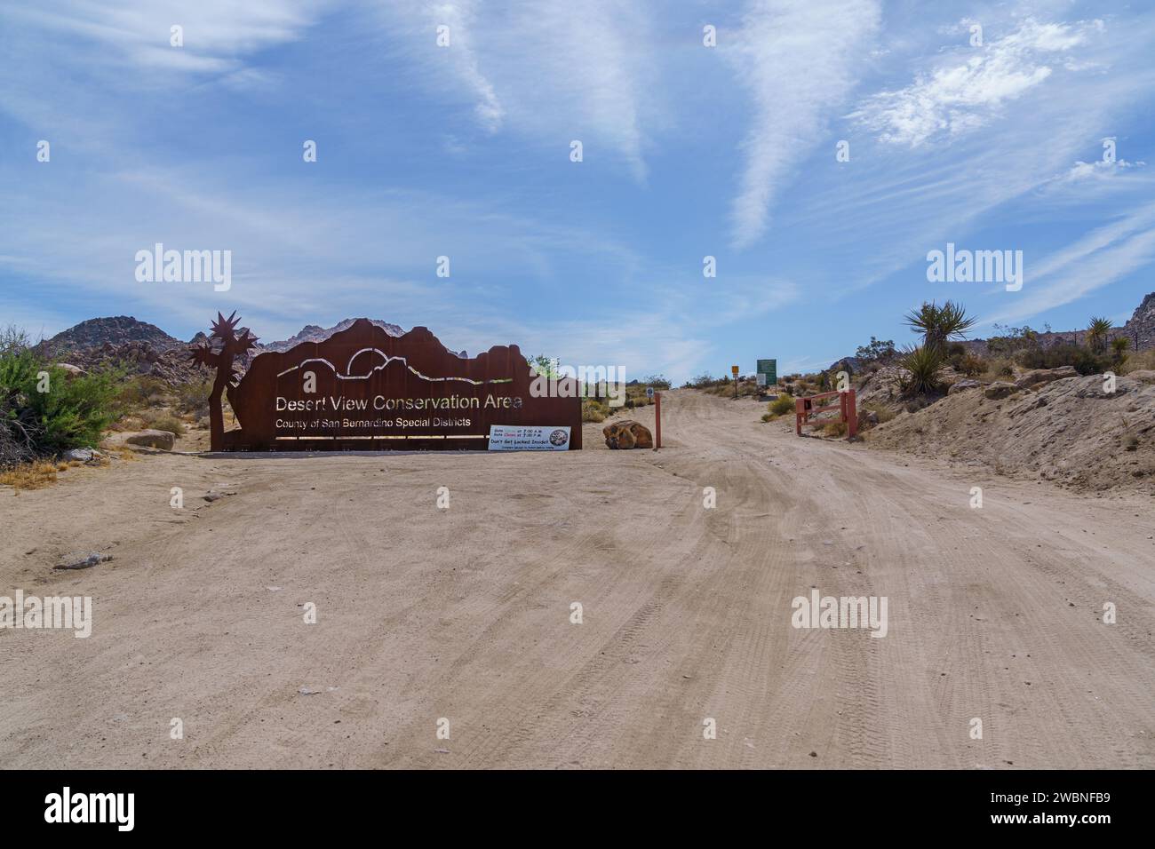 Eingang und Schild in Joshua Tree, Kalifornien, zum Desert View Conservation Area Stockfoto