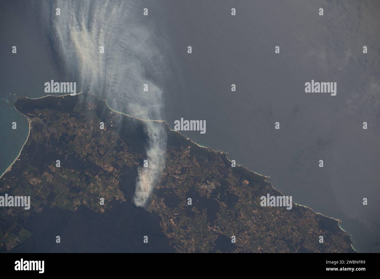 Iss070e008930 (24. Oktober 2023) --- Ein Waldbrand im Forest Grove National Park in Western Australia, bei dem Rauch in den Indischen Ozean aufbläst, ist von der Internationalen Raumstation aus in einer Umlaufbahn von 266 km Höhe zu sehen. Stockfoto