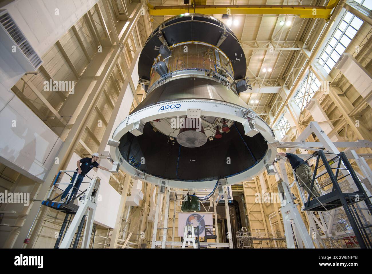 Am 20. Februar 2016 bereiteten sich Ingenieure und Techniker auf der Plum Brook Station der NASA Glenn in Sandusky, Ohio, auf den strukturellen Integritätstest des Orion-Servicemoduls für Artemis I vor. Der Test umfasste das Heben und Neigen des Servicemoduls auf 90 Grad, um einen der vier Flügel der Orion Solaranlage zur Überprüfung der Auslösung zu positionieren. Das von der ESA bereitgestellte und von Airbus Defence and Space gebaute Servicemodul wird Strom, Antrieb, Luft und Wasser für das Raumfahrzeug liefern. Stockfoto