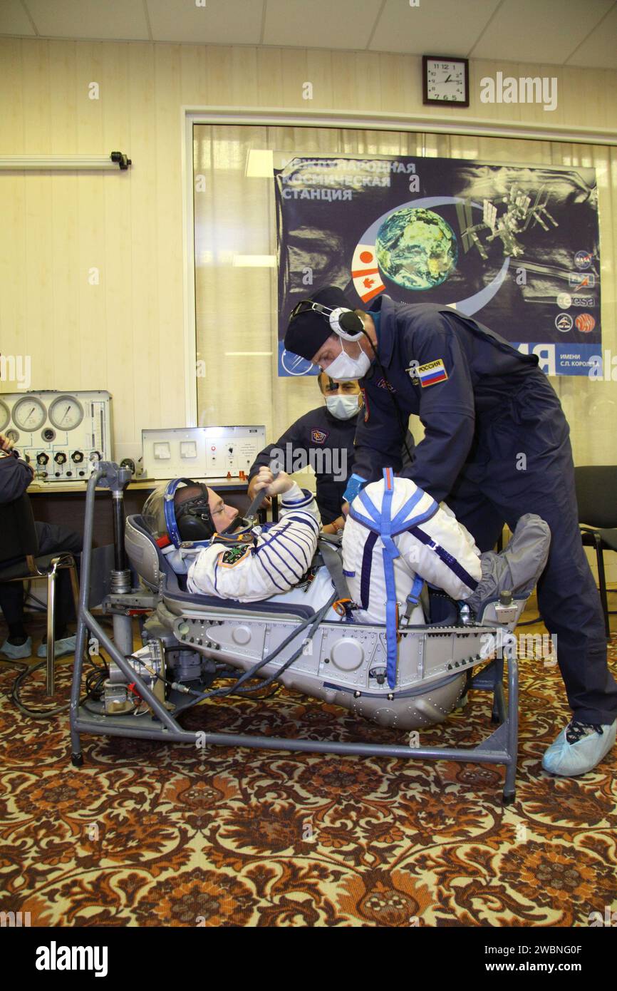 Auf dem Kosmodrom Baikonur in Kasachstan wird der Flugingenieur Scott Kelly von der NASA der Expedition 25 einer Dichtigkeitsprüfung zu seinem Sokol-Start- und Einstiegsanzug am 26. September unterzogen. 2010 als er und die Flugingenieure Alexander Kaleri und Oleg Skripochka sich auf ihren Start am 8. Oktober in der Sojus-Raumsonde TMA-01M zur Internationalen Raumstation vorbereiten. Stockfoto