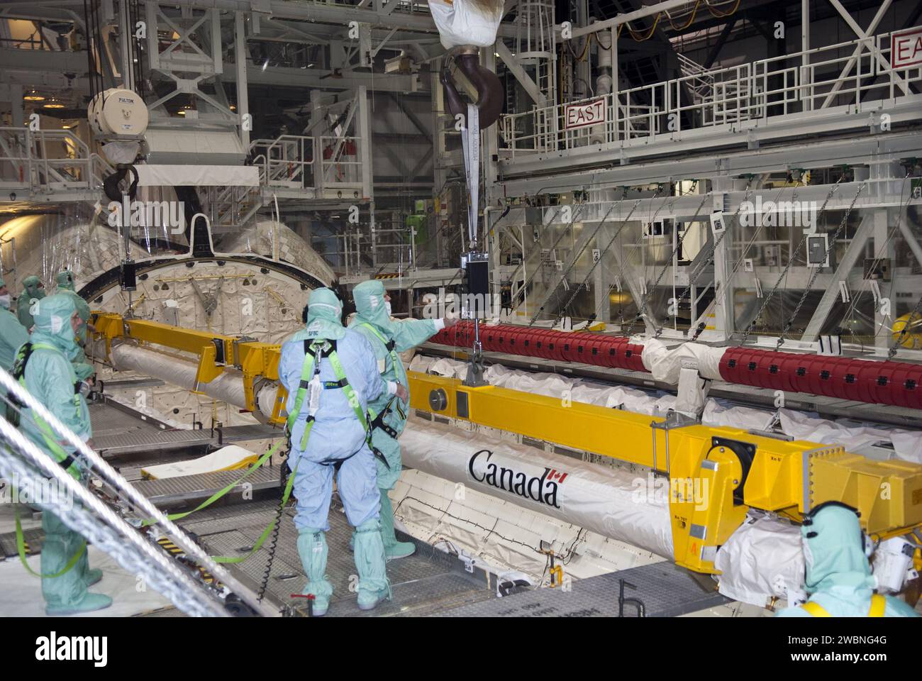 CAPE CANAVERAL, Fla. In der Orbiter Processing Facility-2 im Kennedy Space Center in Florida trennen Techniker das Orbiter Boom Sensor System, oder OBSS, von der Nutzlastbucht des Space Shuttle Endeavour. Das OBSS wird zur Generalüberholung zum Fahrzeugmontagegebäude transportiert. Nach der Renovierung wird der Ausleger in Endeavour für den Einsatz während der STS-134-Mission, die derzeit im Juli gestartet werden soll, wieder eingebaut. Stockfoto