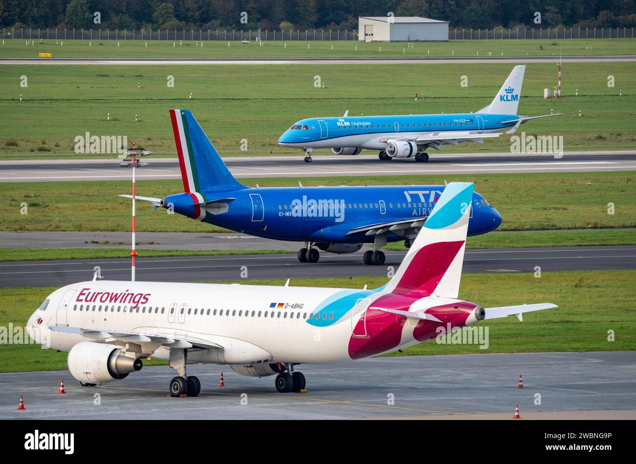 Flughafen Düsseldorf, KLM Cityhopper Embraer ERJ-190, Landung, ITA Airways, Airbus A319-100, auf dem Rollweg, Eurowings Airbus A320-200, außen, Stockfoto