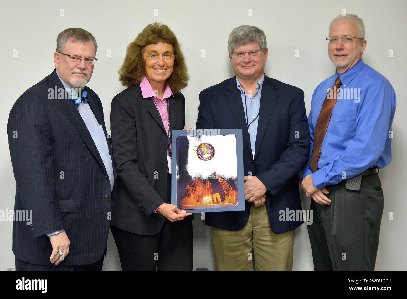 Am 10. März 2015 gratulierte die Führung von Orion dem Aerojet Rocketdyne-Team für ihre Rolle bei der erfolgreichen Durchführung von Exploration Flight Test-1 (EFT-1). Stockfoto