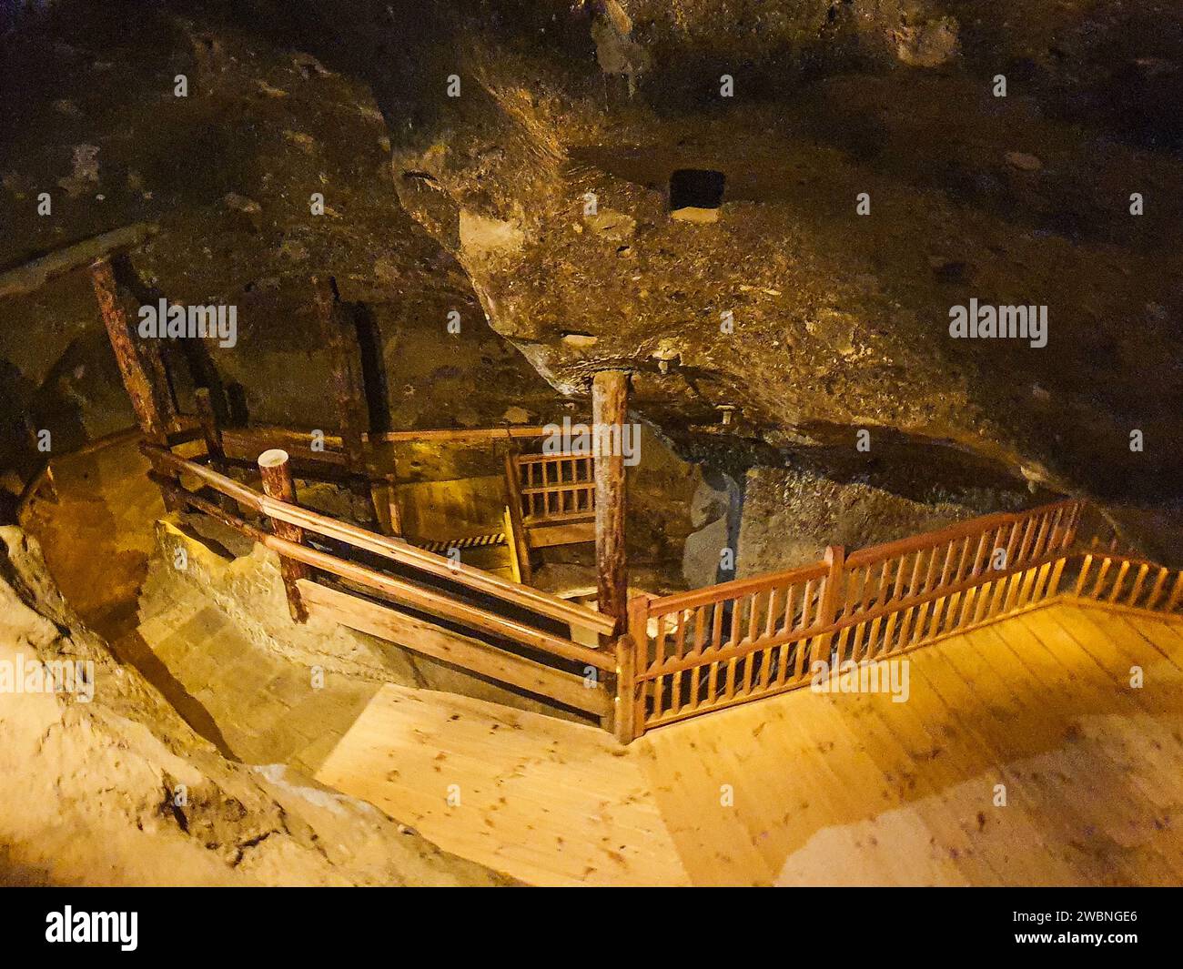 Teilweiser Blick auf das Salzbergwerk Wieliczka, seine Labyrinthe, großen Felsen, Treppen, Holzzäune und Geländer, Stützsäulen und verschiedene Attraktionen Stockfoto