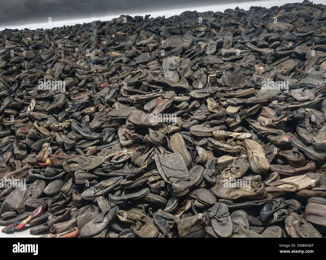 Auschwitz, ein ehemaliges Konzentrationslager der Nazis, zeigt einen Haufen Schuhe von jüdischen Frauen, Männern und Kindern, die von Hitler grausam ermordet wurden. Stockfoto