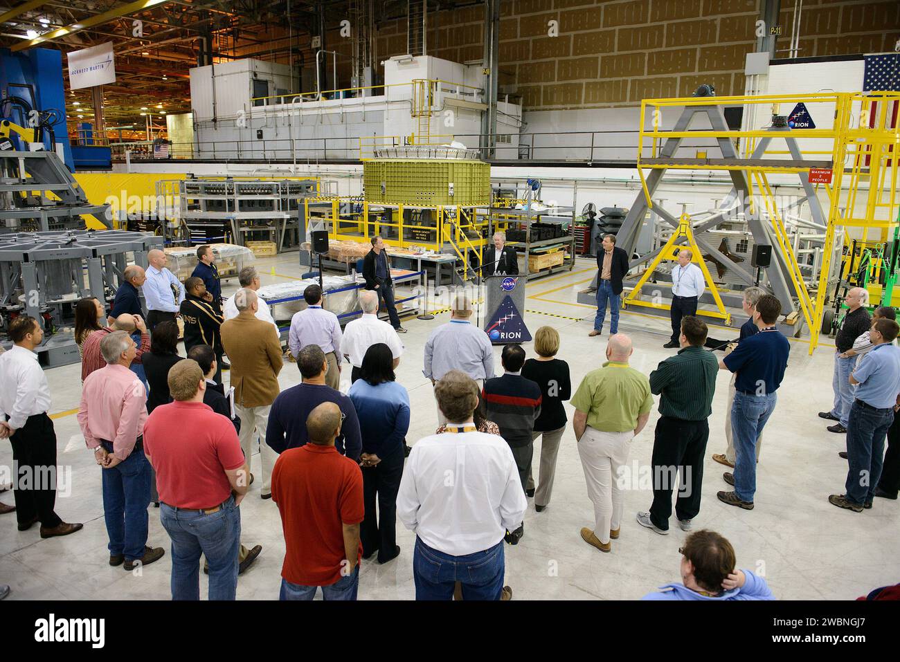 Bill Hill, stellvertretender Associate Administrator für Exploration Systems Development, besuchte am 25. November 2015 die Michoud Assembly Facility der NASA, zusammen mit Mark Kirasich und Charles Lundquist, um Mitarbeiter von Lockheed Martin zu treffen und die Hardware-Montage von Artemis i Orion zu besichtigen. Stockfoto