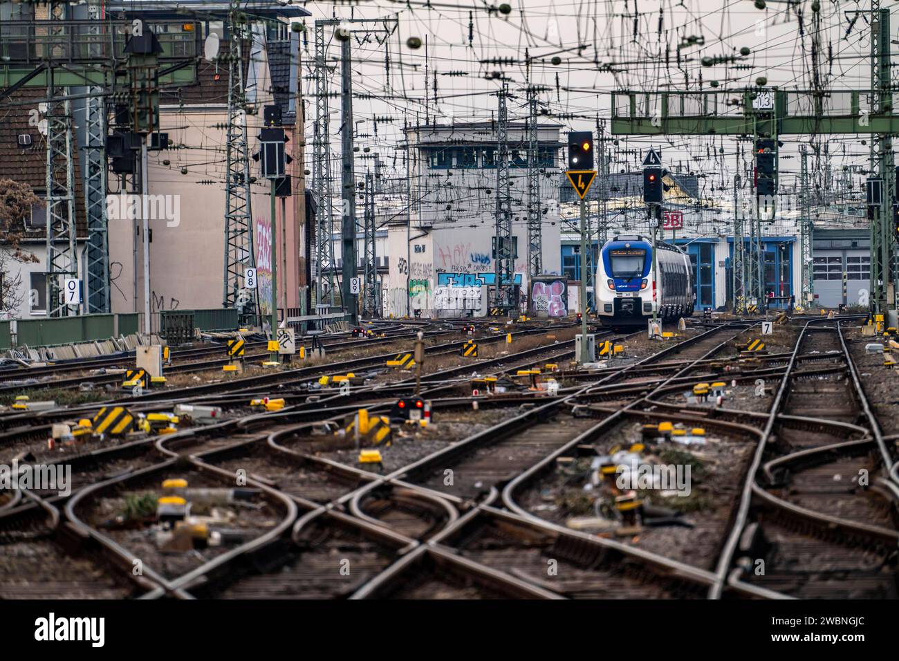 Kölner Hauptbahnhof, Gleise an der Westseite, Oberleitungen, Signale, Weichen, Schienenstränge