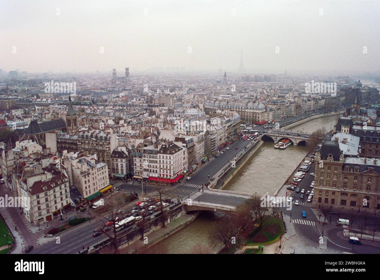 Körniges Filmfoto von nebeligen Gebäuden und Straßen im historischen Paris Frankreich. Stockfoto