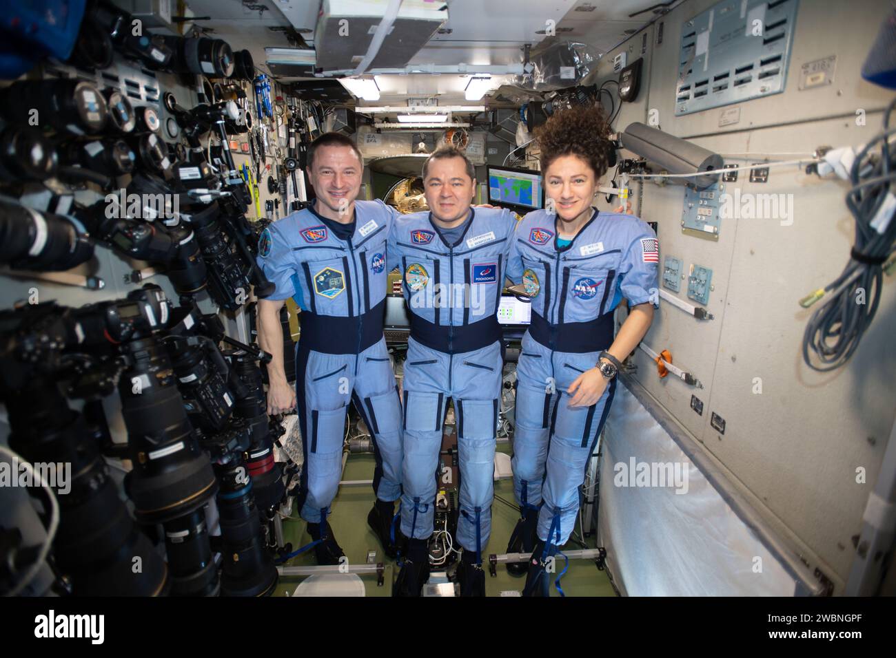 Iss062e116035 (29. März 2020) --- NASA Flight Engineers Andrew Morgan und Jessica Meir Flank Expedition 62 Commander Oleg Skripochka von Roscosmos für ein Porträt in der schwerelosen Umgebung der Internationalen Raumstation. Stockfoto