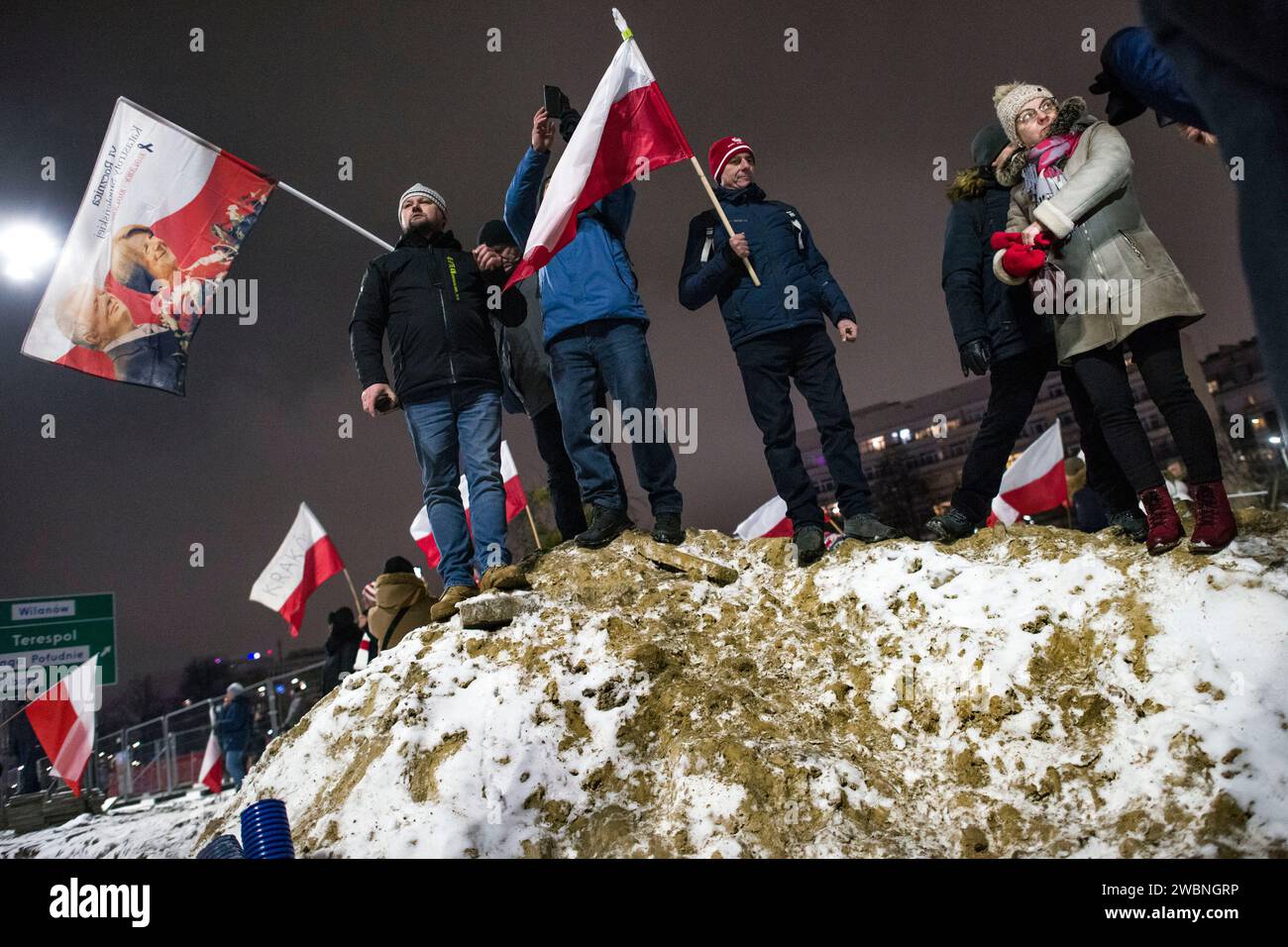 Die Demonstranten schwingen polnische Fahnen während der Demonstration. Polens rechte Opposition, frustriert über den jüngsten Machtverlust, forderte seine Anhänger auf, gegen die Schritte der neuen pro-europäischen Regierung zu protestieren, die Kontrolle über die staatlichen Rundfunkanstalten und die staatliche Nachrichtenagentur zu übernehmen. Die Partei Recht und Gerechtigkeit (PiS), die acht Jahre lang regierte, bevor sie die Parlamentswahlen im Oktober verlor, rief zu einem Protest unter dem Motto „Protest der Freien Polen“ (Protest Wolnych Polakow) vor dem parlament auf. Sie porträtierte den Protest als Verteidigung der Demokratie und der freien Medien, wenn auch während ihrer Zeit in Pow Stockfoto