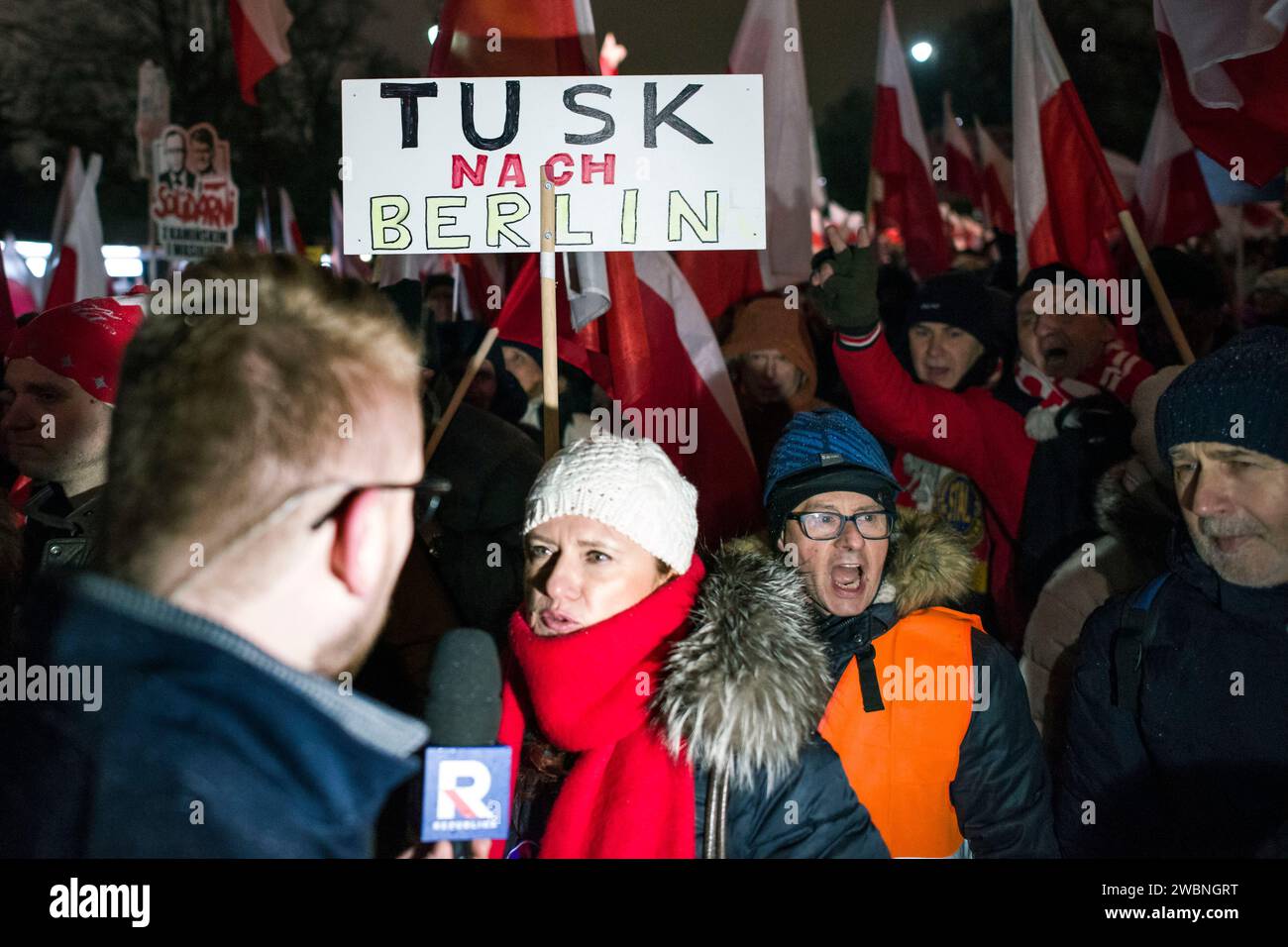 Der Demonstrant hält während der Demonstration ein Anti-Tusk-Plakat. Polens rechte Opposition, frustriert über den jüngsten Machtverlust, forderte seine Anhänger auf, gegen die Schritte der neuen pro-europäischen Regierung zu protestieren, die Kontrolle über die staatlichen Rundfunkanstalten und die staatliche Nachrichtenagentur zu übernehmen. Die Partei Recht und Gerechtigkeit (PiS), die acht Jahre lang regierte, bevor sie die Parlamentswahlen im Oktober verlor, rief zu einem Protest unter dem Motto „Protest der Freien Polen“ (Protest Wolnych Polakow) vor dem parlament auf. Sie porträtierte den Protest als Verteidigung der Demokratie und der freien Medien, wenn auch während ihrer zeit Stockfoto