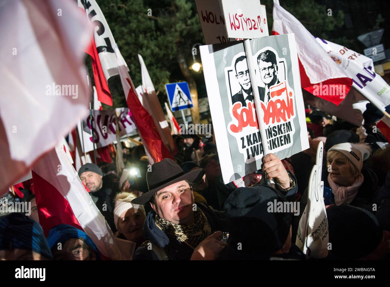 Ein Demonstrant hält ein Plakat mit der Aufschrift Solidarität mit Kaminski und Wasik während der Demonstration. Polens rechte Opposition, frustriert über den jüngsten Machtverlust, forderte seine Anhänger auf, gegen die Schritte der neuen pro-europäischen Regierung zu protestieren, die Kontrolle über die staatlichen Rundfunkanstalten und die staatliche Nachrichtenagentur zu übernehmen. Die Partei Recht und Gerechtigkeit (PiS), die acht Jahre lang regierte, bevor sie die Parlamentswahlen im Oktober verlor, rief zu einem Protest unter dem Motto „Protest der Freien Polen“ (Protest Wolnych Polakow) vor dem parlament auf. Sie stellte den Protest als Verteidigung der Demokratie dar Stockfoto