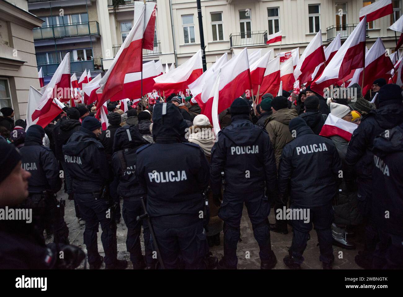 Tausende Demonstranten schwenken polnische Fahnen und halten Plakate bei der Demonstration. Polens rechte Opposition, frustriert über den jüngsten Machtverlust, forderte seine Anhänger auf, gegen die Schritte der neuen pro-europäischen Regierung zu protestieren, die Kontrolle über die staatlichen Rundfunkanstalten und die staatliche Nachrichtenagentur zu übernehmen. Die Partei Recht und Gerechtigkeit (PiS), die acht Jahre lang regierte, bevor sie die Parlamentswahlen im Oktober verlor, rief zu einem Protest unter dem Motto „Protest der Freien Polen“ (Protest Wolnych Polakow) vor dem parlament auf. Sie stellte den Protest als Verteidigung der Demokratie und der freien Medien dar. Stockfoto