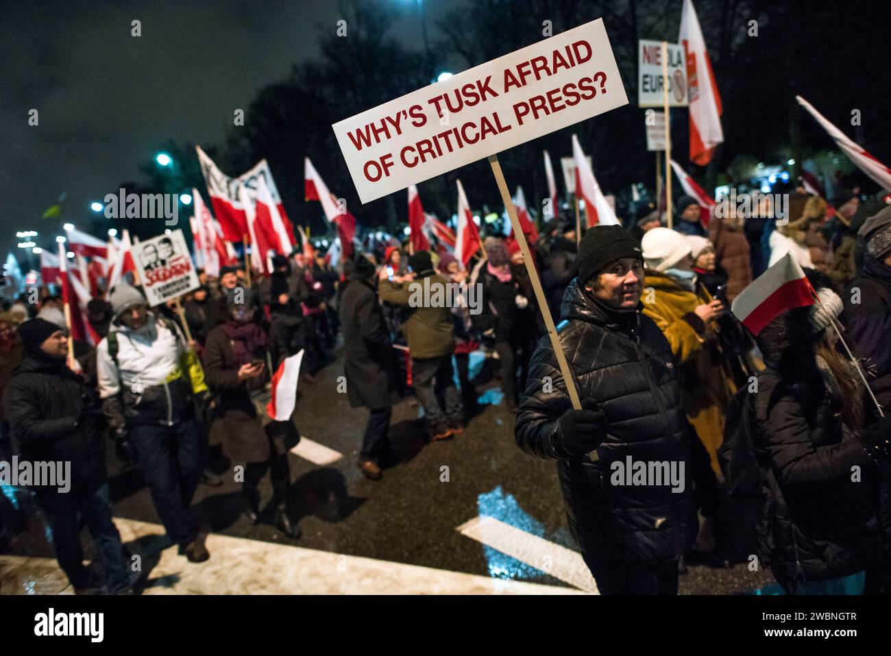 Die Demonstranten halten ein Anti-Tusk-Plakat und schwenken während der Demonstration polnische Fahnen. Polens rechte Opposition, frustriert über den jüngsten Machtverlust, forderte seine Anhänger auf, gegen die Schritte der neuen pro-europäischen Regierung zu protestieren, die Kontrolle über die staatlichen Rundfunkanstalten und die staatliche Nachrichtenagentur zu übernehmen. Die Partei Recht und Gerechtigkeit (PiS), die acht Jahre lang regierte, bevor sie die Parlamentswahlen im Oktober verlor, rief zu einem Protest unter dem Motto „Protest der Freien Polen“ (Protest Wolnych Polakow) vor dem parlament auf. Es stellte den Protest als Verteidigung der Demokratie und der freien Medien dar, Tarnant Stockfoto