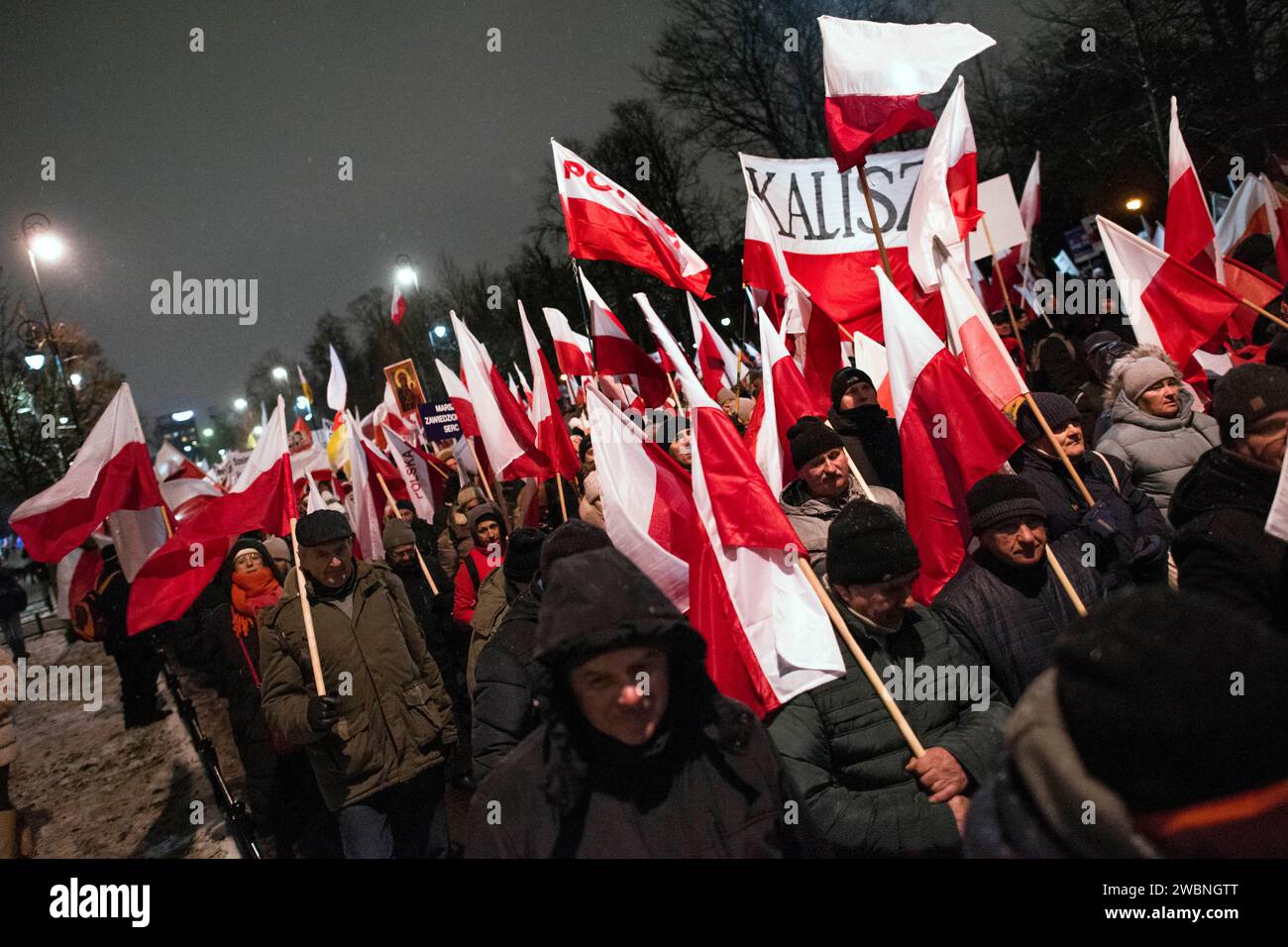 Tausende Demonstranten schwenken polnische Fahnen und halten Plakate bei der Demonstration. Polens rechte Opposition, frustriert über den jüngsten Machtverlust, forderte seine Anhänger auf, gegen die Schritte der neuen pro-europäischen Regierung zu protestieren, die Kontrolle über die staatlichen Rundfunkanstalten und die staatliche Nachrichtenagentur zu übernehmen. Die Partei Recht und Gerechtigkeit (PiS), die acht Jahre lang regierte, bevor sie die Parlamentswahlen im Oktober verlor, rief zu einem Protest unter dem Motto „Protest der Freien Polen“ (Protest Wolnych Polakow) vor dem parlament auf. Sie stellte den Protest als Verteidigung der Demokratie und der freien Medien dar. Stockfoto