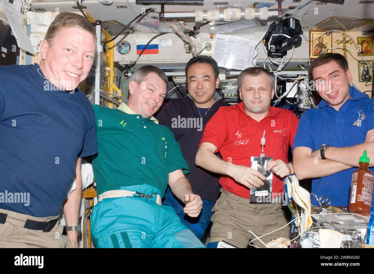 Fünf von sechs Besatzungsmitgliedern der Expedition 28, darunter der NASA-Astronaut Mike Fossum, die russischen Kosmonauten Alexander Samokutyaev, Andrey Borisenko, Sergei Wolkow und JAXA-Astronaut Satoshi Furukawa, sind im Zvezda Service Module an Bord der Internationalen Raumstation am 25. Juni 2011 abgebildet. Stockfoto