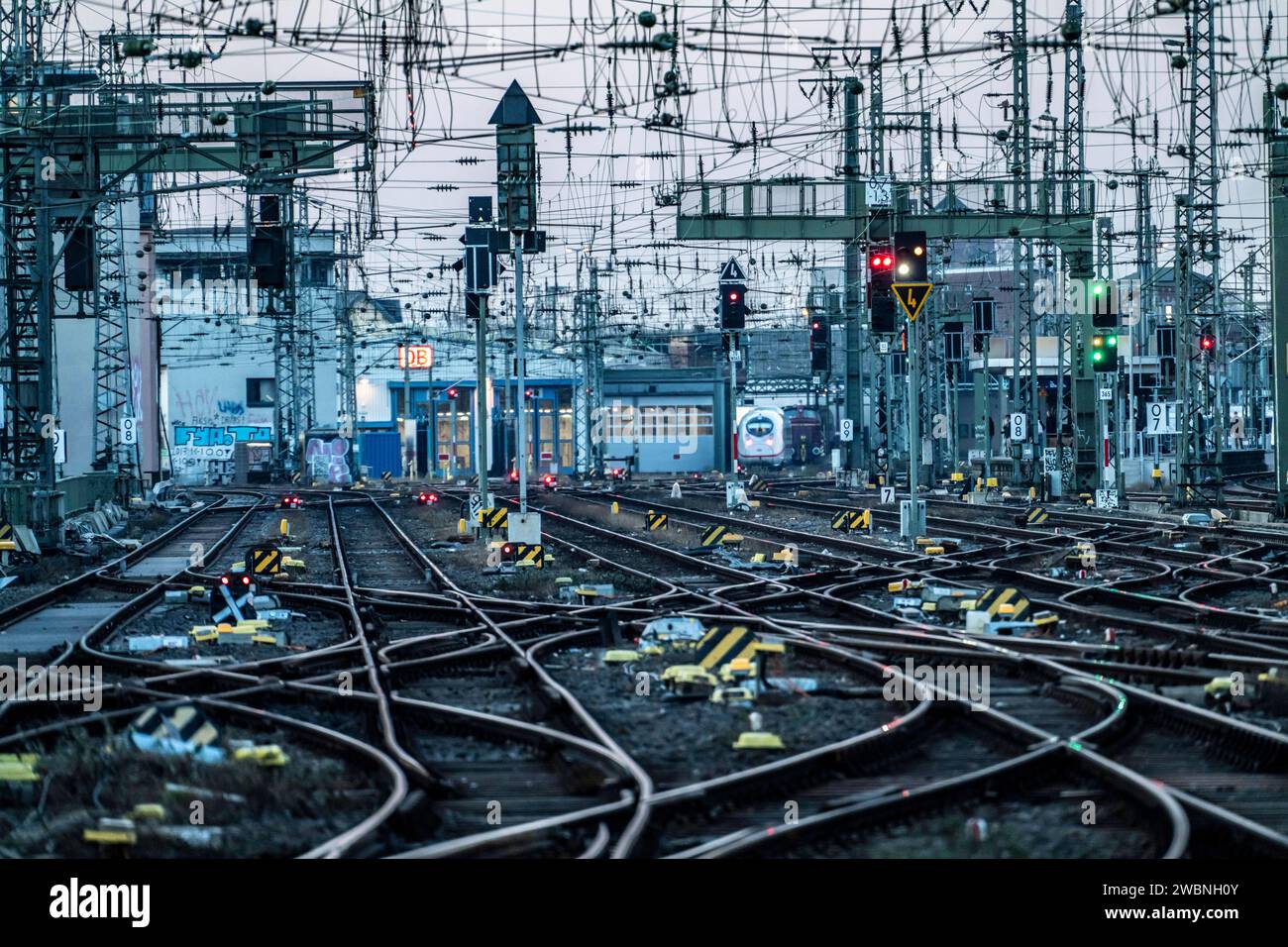 Kölner Hauptbahnhof, Gleise an der Westseite, Oberleitungen, Signale, Weichen, Schienenstränge