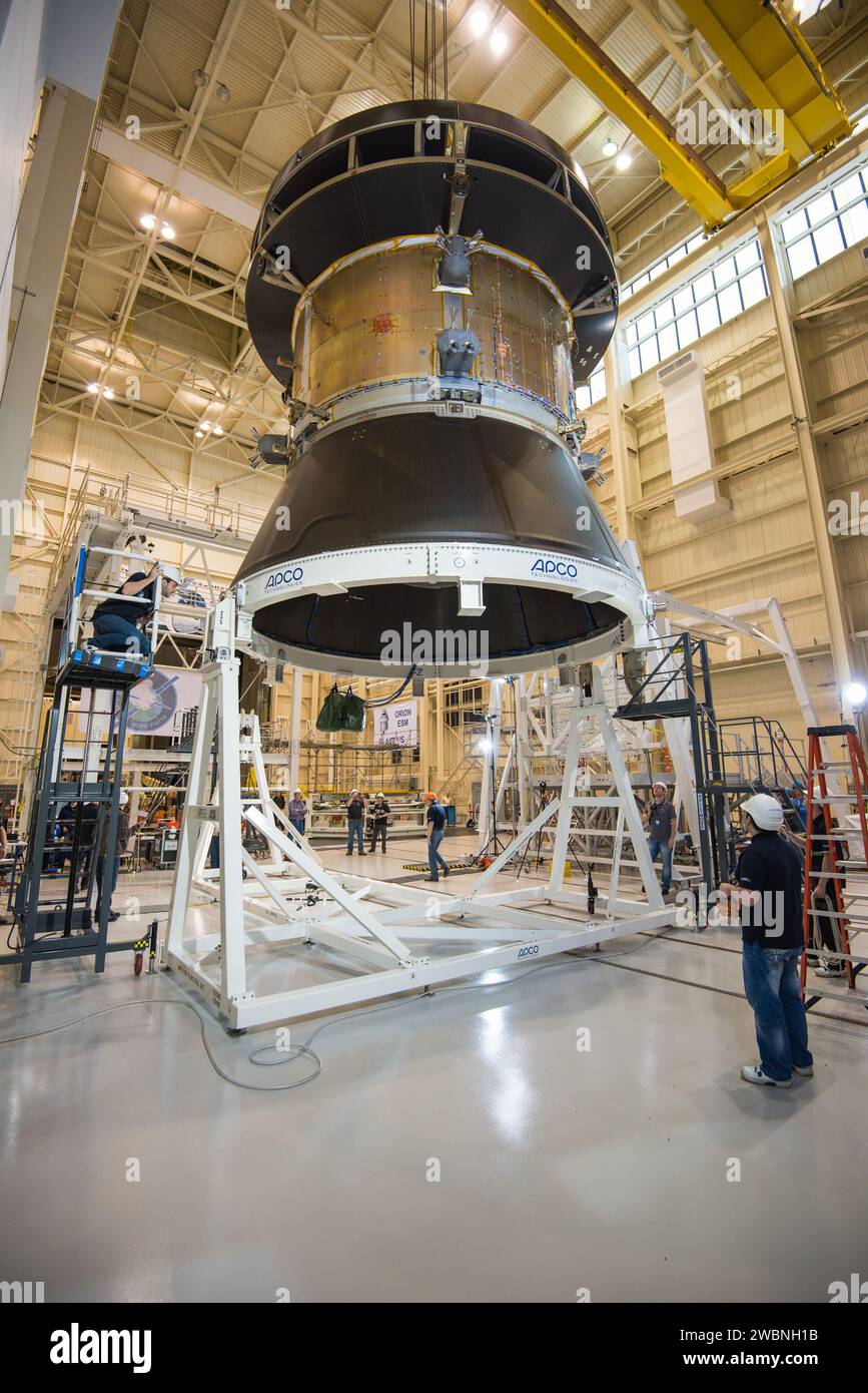 Die Ingenieure und Techniker der NASA Glenn in Sandusky, Ohio, bereiteten am 20. Februar 2016 das Orion-Servicemodul für Artemis I vor. Das Team hob den testartikel an und kippte ihn auf 90 Grad für einen Solararray-Wing-Test, um die strukturelle Integrität des Moduls zu gewährleisten. Das von Airbus Defence and Space gebaute und von der ESA gelieferte Servicemodul versorgt das Raumfahrzeug mit Antrieb, Strom, Luft und Wasser. Stockfoto