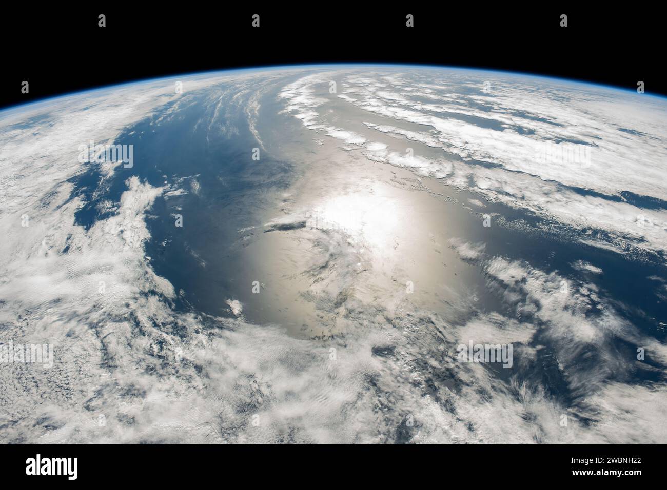 Der Sonnenschein wurde am 13. November 2023 von der Internationalen Raumstation aus über einem bewölkten Abschnitt des Südatlantischen Ozeans vor Argentinien beobachtet. Stockfoto