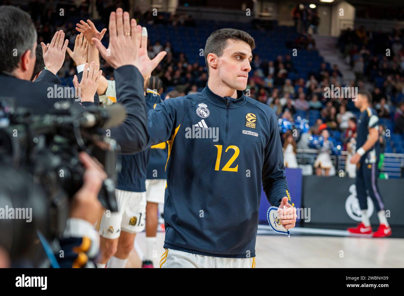 Madrid, Madrid, Spanien. Januar 2024. Carlos Alocen von Real Madrid begrüßte die Mannschaft vor dem Basketballspiel der Euroleague zwischen Real Madrid und Valencia im Wizink Center in Madrid, Spanien. (Kreditbild: © Alberto Gardin/ZUMA Press Wire) NUR REDAKTIONELLE VERWENDUNG! Nicht für kommerzielle ZWECKE! Stockfoto