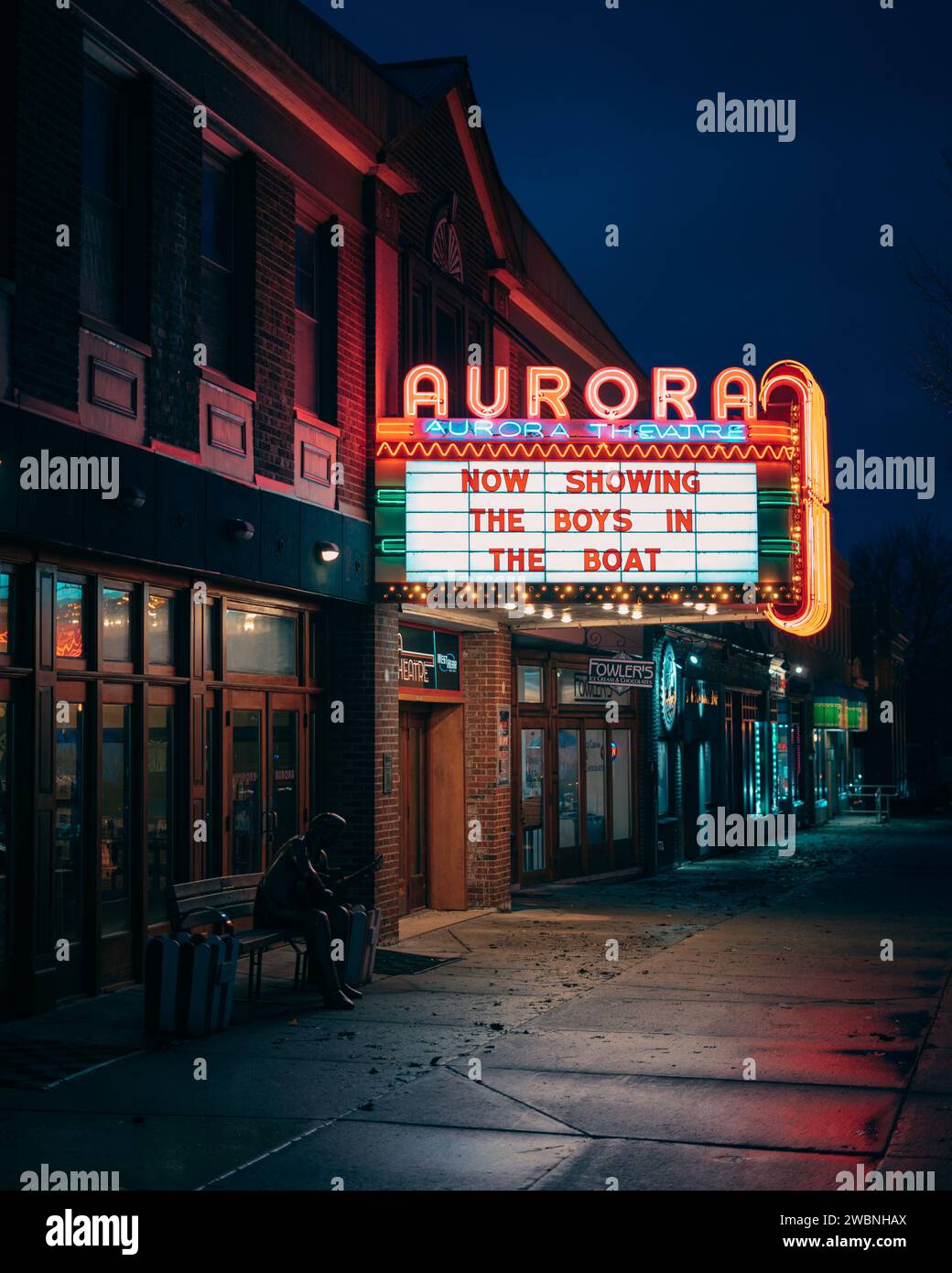 Aurora Theatre and Popcorn Shop Vintage Neonschild in Night, East Aurora, New York Stockfoto