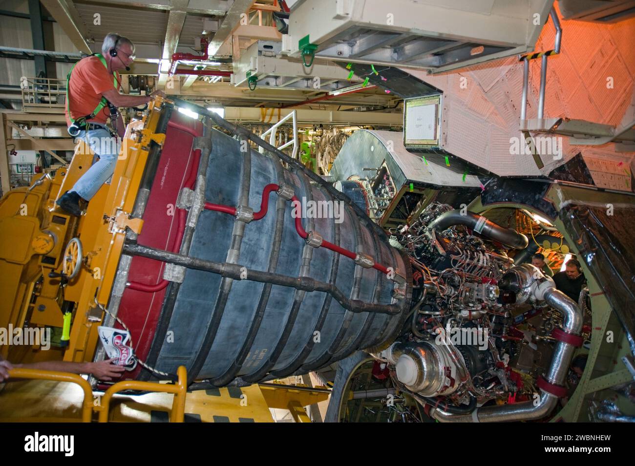 Das erste Triebwerk des Space Shuttle Discovery wird während der Vorbereitungen für die STS-133-Mission installiert, um sicherzustellen, dass die Antriebssysteme betriebsbereit sind. Stockfoto