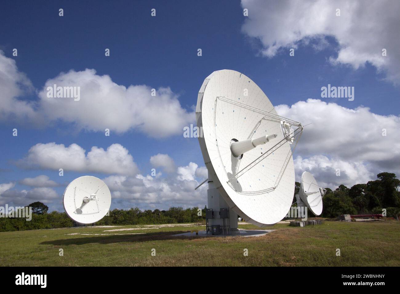 CAPE CANAVERAL, Fla. -- im Kennedy Space Center der NASA in Florida werden die drei Ka-Band Objects Observation and Monitoring, oder Ka-BOOM, Testantennen verwendet, um das Muster der Sonne während der ersten Tests des neuen Systems zu verfolgen. Das Ziel von Ka-BOOM ist es, Technologien zu beweisen, die es zukünftigen Systemen ermöglichen, erdnahe Objekte in Bezug auf Größe, Form, Rotationsgeschwindigkeit zu charakterisieren und die Flugbahn dieser Objekte zu bestimmen. Radarstudien können die Flugbahn 100.000-mal genauer bestimmen als optische Methoden. Sie sind auch für die Raumkommunikation und die Funkwissenschaft geeignet Stockfoto