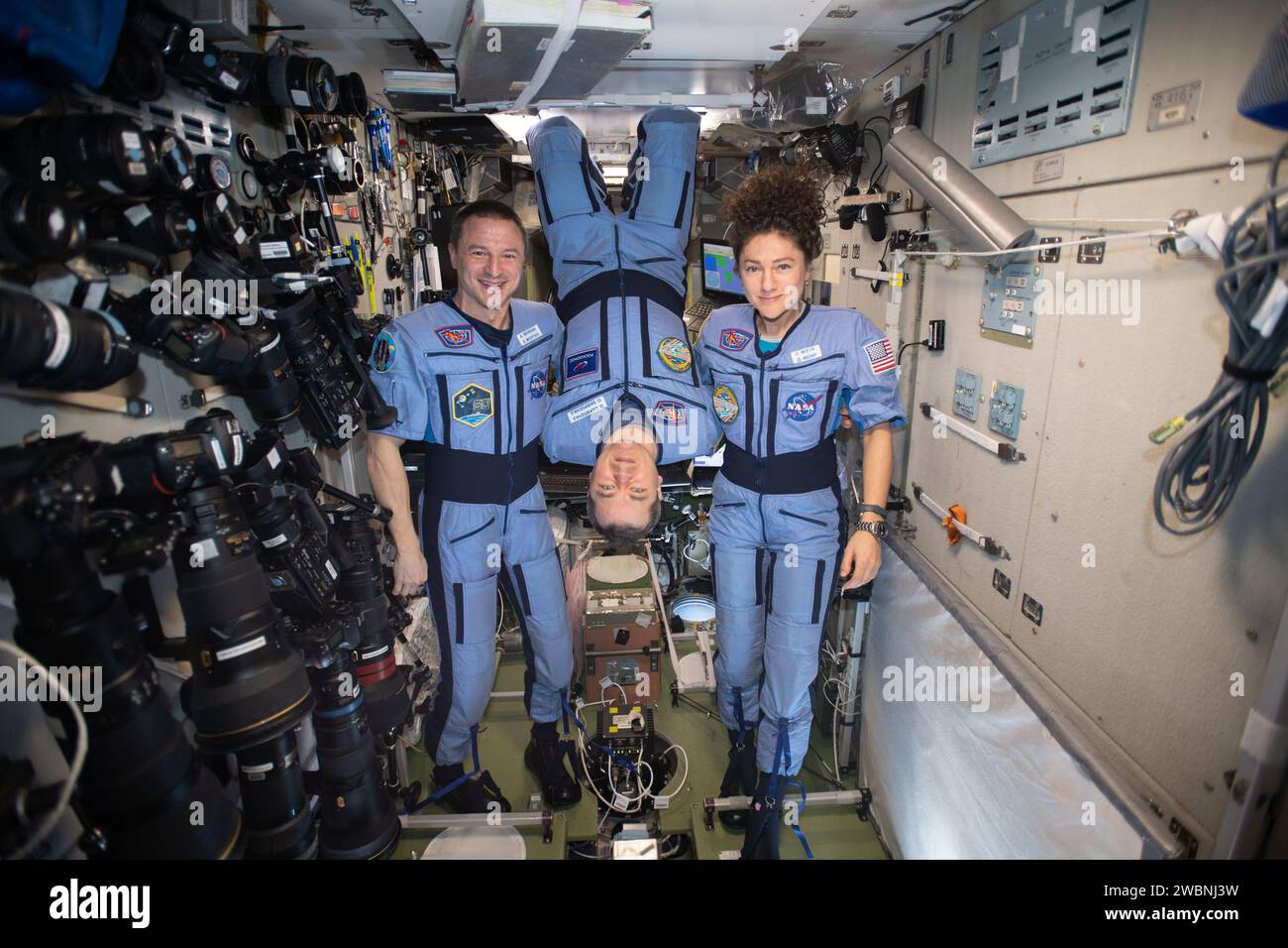 Iss062e116044 (29. März 2020) --- NASA Flight Engineers Andrew Morgan und Jessica Meir Flank Expedition 62 Commander Oleg Skripochka von Roscosmos für ein spielerisches Porträt in der schwerelosen Umgebung der Internationalen Raumstation. Stockfoto