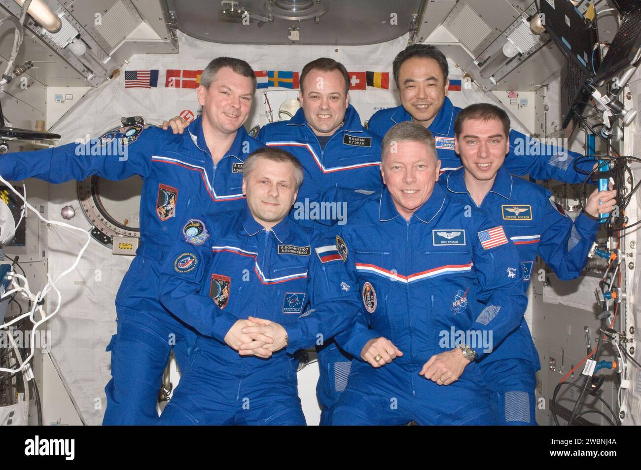 Die Crew der Expedition 28 posierte am 14. September 2011 für ein Porträt im Kibo-Labor an Bord der Internationalen Raumstation. Die Besatzung bestand aus dem Kommandanten Andrej Borisenko, den Flugingenieuren Mike Fossum, Sergej Wolkow, Alexander Samokutyaev, Ron Garan und Satoshi Furukawa. Stockfoto