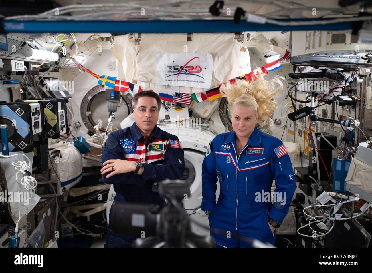 Die NASA-Astronauten Chris Cassidy und Kate Rubins innerhalb des Kibo-Labormoduls der JAXA kommunizierten mit Julie Payette, der ehemaligen kanadischen Raumfahrtbehörde. Stockfoto