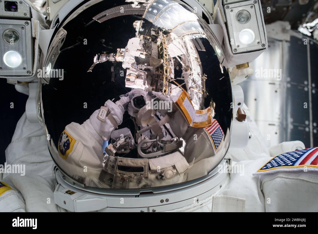 Am 16. Februar 2018 machte der NASA-Astronaut Mark Vande Hei von der Expedition 54 ein Weltraumselfie, während er einen sechsstündigen Weltraumspaziergang mit dem Astronauten Norishige Kanai von JAXA durchführte und dabei die Komponenten von Canadarm2 wartete. Stockfoto