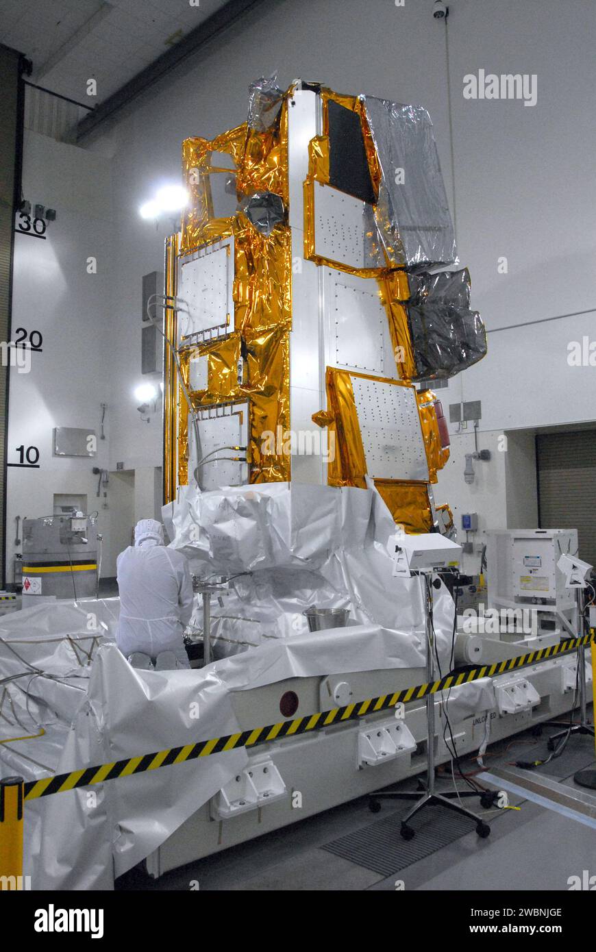 In einem Reinraum in der Astrotech Payload Processing Facility auf dem ...