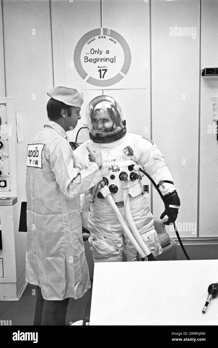 Apollo 17 Lunar Module Pilot Harrison H. Schmitt teilt einen Moment der Entspannung mit Astronaut Alan Shepard während des Vorstart-Anflugbetriebs. Stockfoto