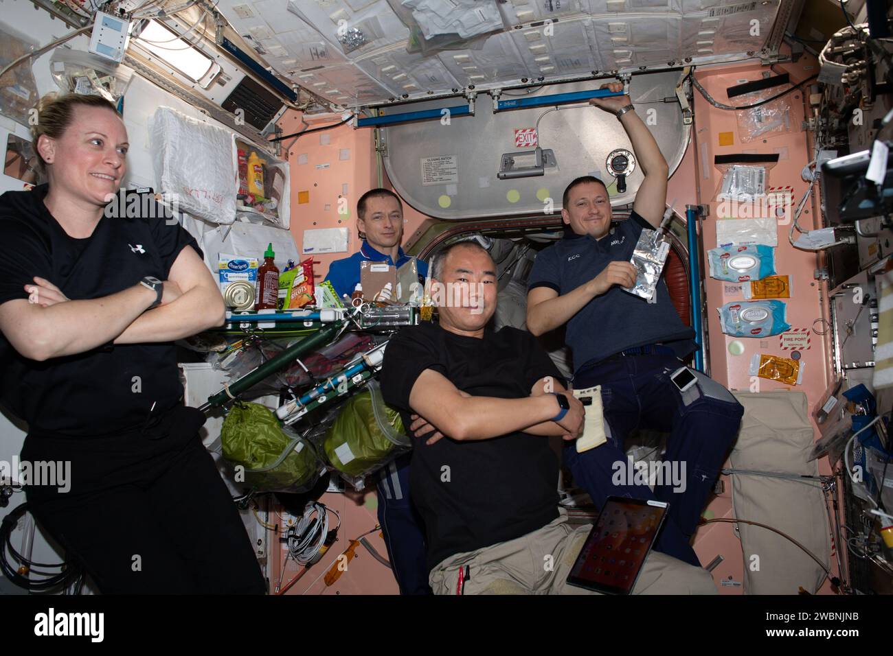 Iss064e009895 (4. Dezember 2020) --- vier Besatzungsmitglieder der Expedition 64 werden nach einer Mahlzeit am Ende des Arbeitstages im Unity-Modul entspannt dargestellt. Von links sind NASA-Astronaut Kate Rubins, Roscosmos-Kosmonaut und Stationskommandeur Sergej Ryzhikow, JAXA-Astronaut Soichi Noguchi und Roscosmos-Kosmonaut Sergej Kud-Swerchkov. Stockfoto
