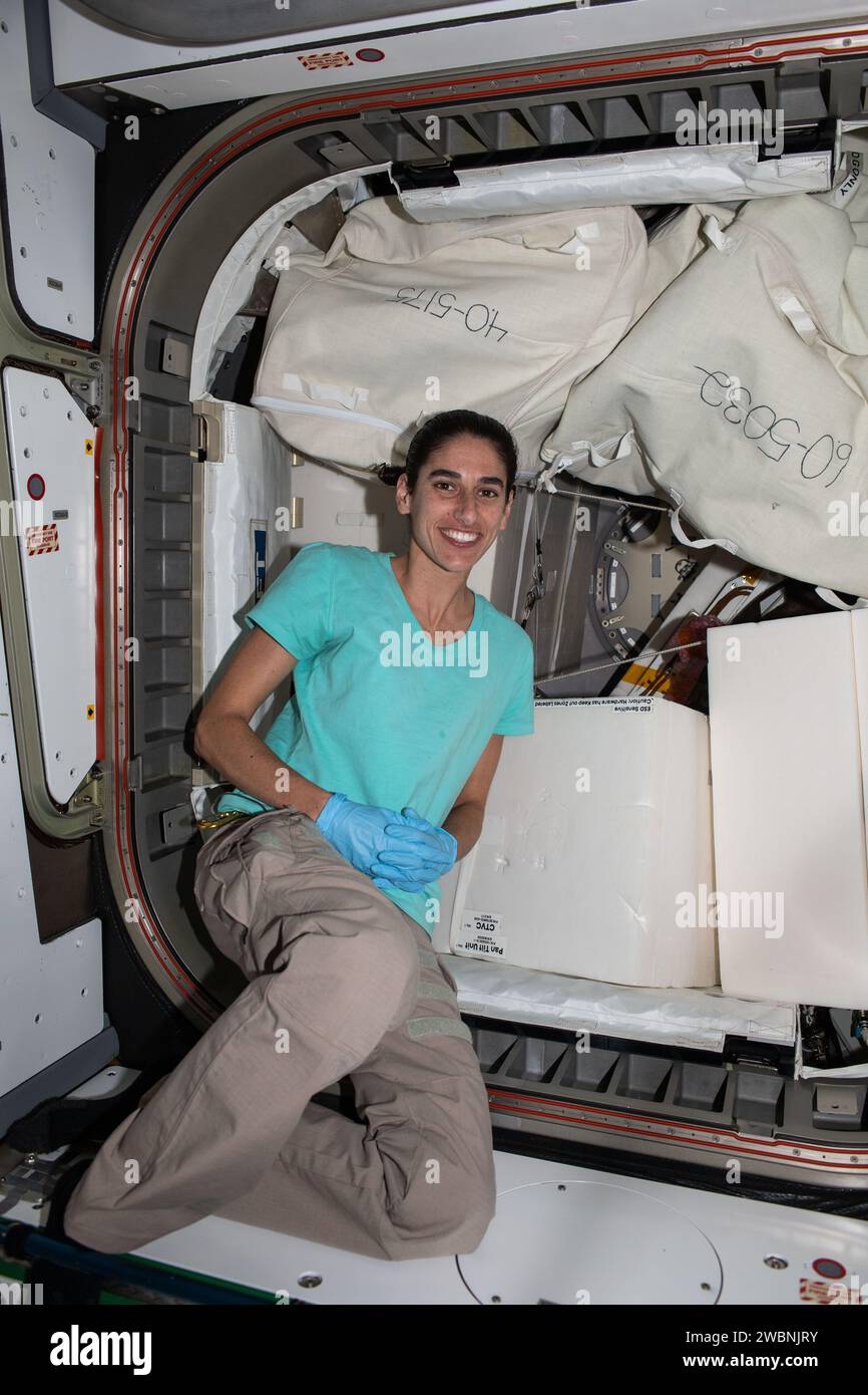 Iss070e025062 (16. November 2023) --- NASA-Astronaut und Expedition 70 Flugingenieur Jasmin Moghbeli arbeitet im Tranquility-Modul der Internationalen Raumstation und schafft Platz in der NanoRacks Bishop Luftschleuse. Stockfoto
