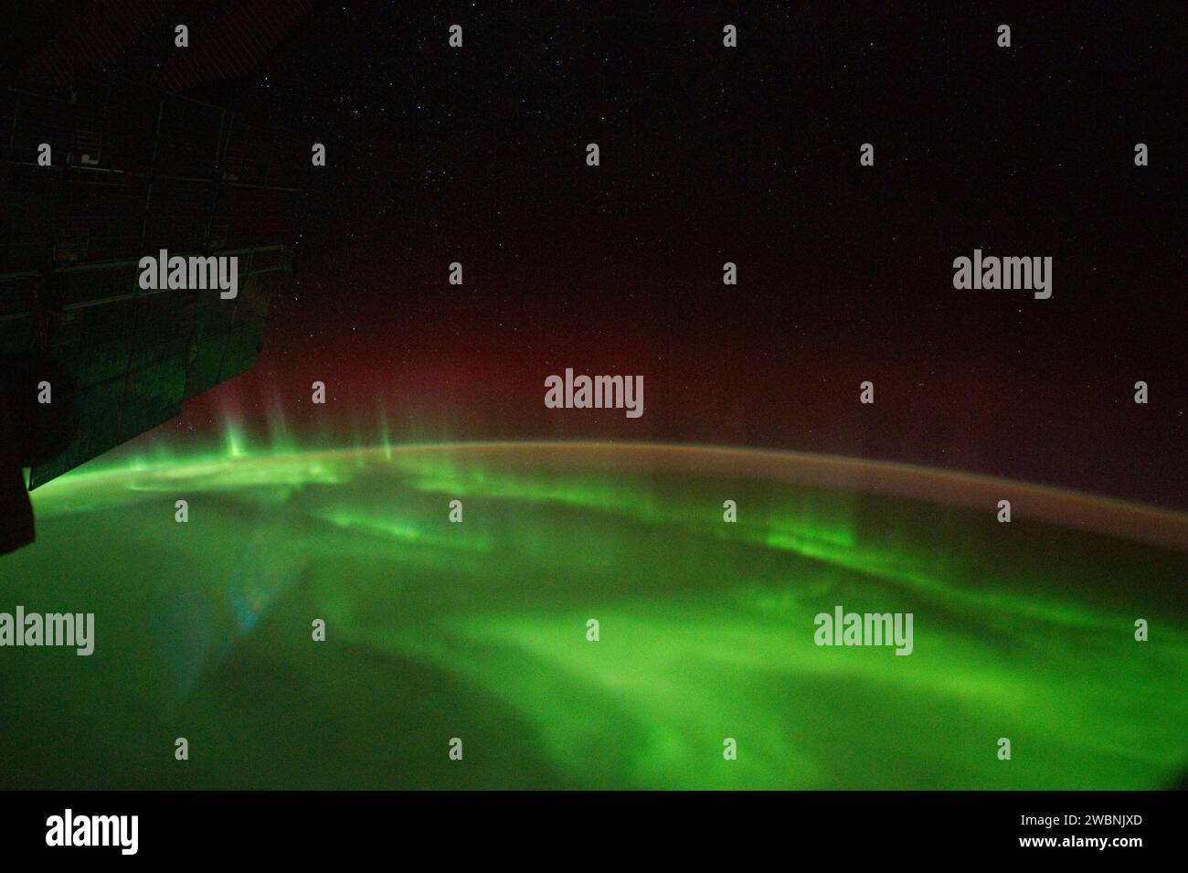 ISS029-E-007502 (18. September 2011) --- dies ist eine von einer Reihe von Nachtbildern, die von einem der Crewmitglieder der Expedition 29 von der Internationalen Raumstation fotografiert wurden. Es zeigt Aurora Australis, Airglow und Teile des südöstlichen Indischen Ozeans. Die Nadirkoordinaten sind 50,58 Grad südlicher Breite und 138,28 Grad östlicher Länge. Stockfoto