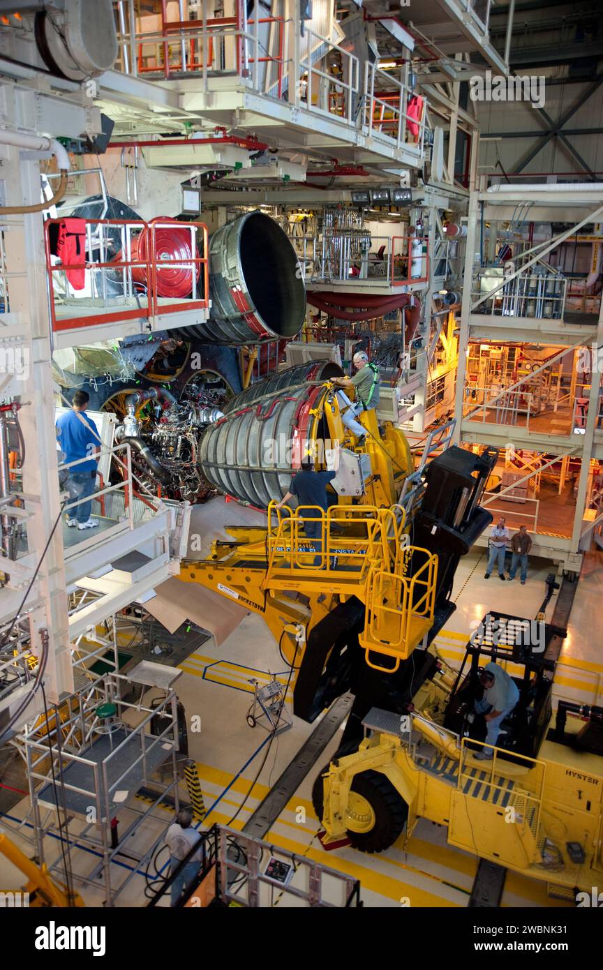 Das zweite Triebwerk des Space Shuttle Discovery wird als Teil der STS-133-Missionsvorbereitungen installiert und vervollständigt den Antrieb des Orbiters. Stockfoto