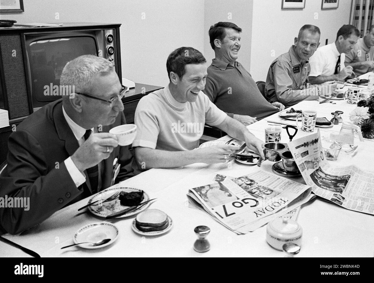 CAPE CANAVERAL, Fla. Zwei der drei Apollo-7-Astronauten frühstücken mit Beamten der National Aeronautics und Space Administration beim KSC vor ihrer Erdumlaufmission mit dem Astronauten Walter Cunningham, nicht gezeigt. Stockfoto
