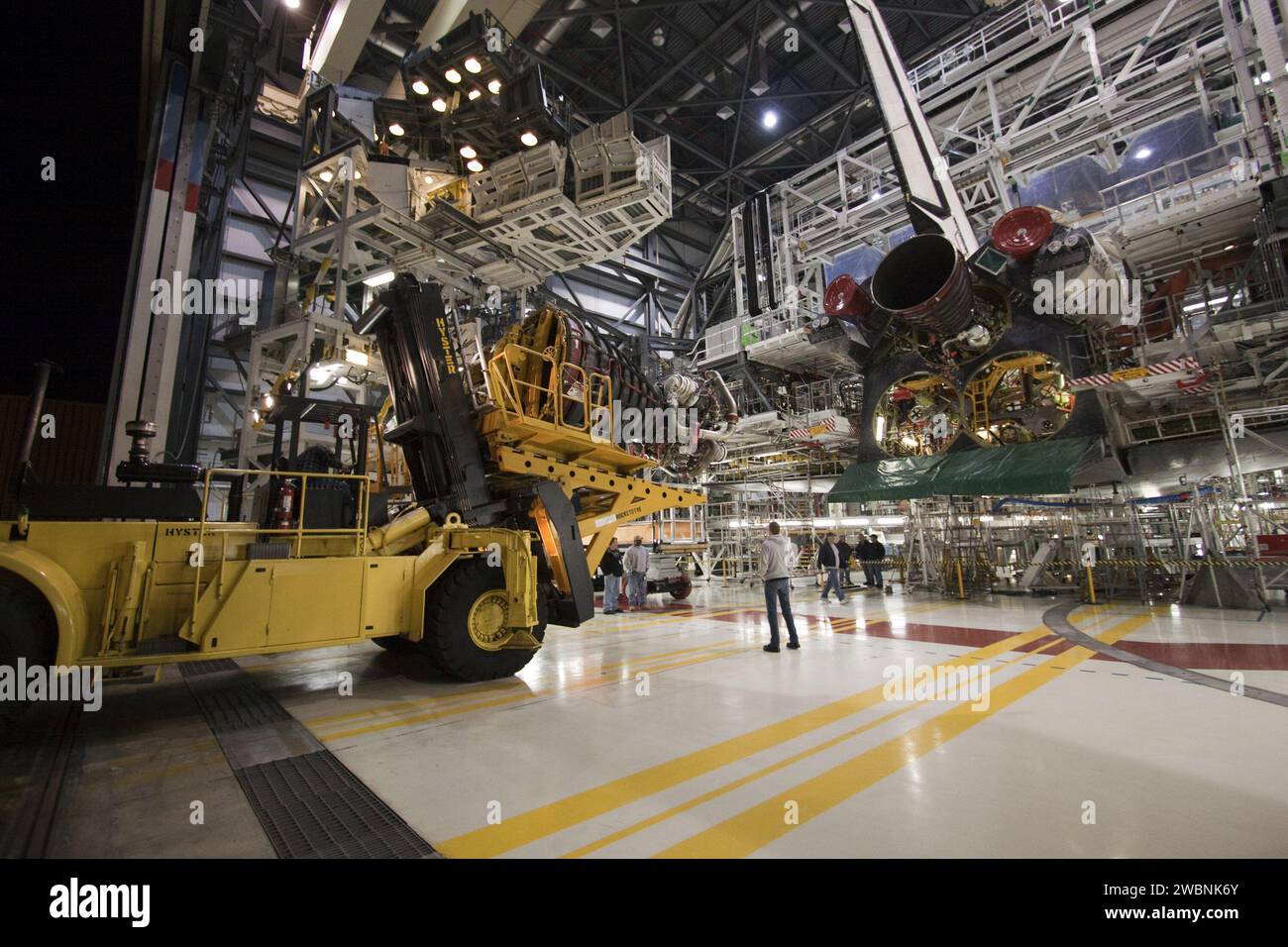 Ein Hyster-Gabelstapler lieferte ein Space Shuttle-Haupttriebwerk zur Orbiter Processing Facility-1 im Kennedy Space Center, um dort für STS-132 auf Atlantis zu installieren. Das 7.000-Pfund-Triebwerk unterstützt die Lieferung des ICC und des russischen Mini-Forschungsmoduls. Inspektion und Wartung der drei Motoren des Shuttle sind Standardverfahren. Drei Raumgänge dienen zur Aufbewahrung von Ersatzteilen außerhalb der Station, einschließlich Batterien, einer Auslegerbaugruppe und Ersatzteilen für Roboterarme. Stockfoto
