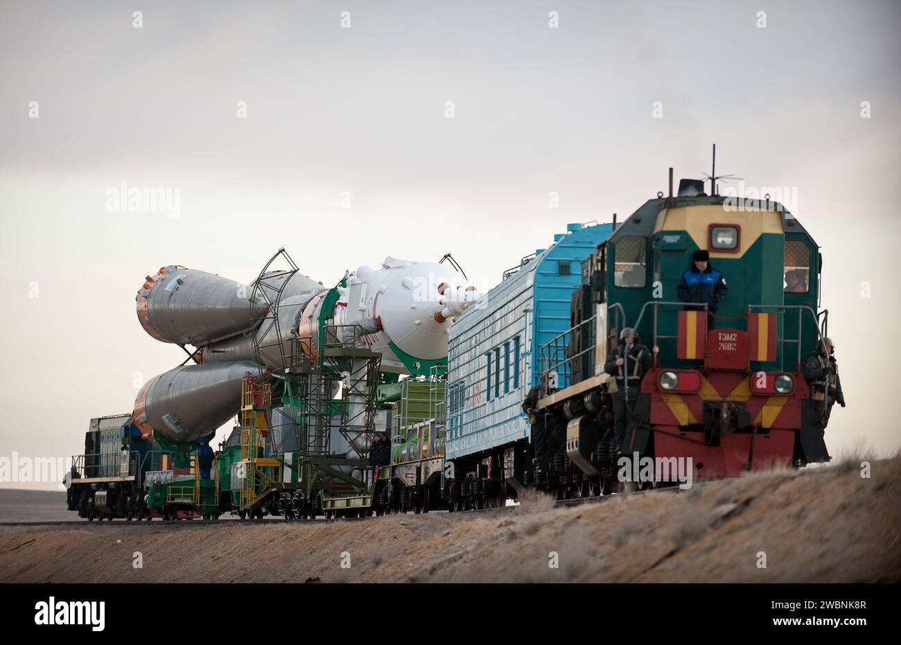 Das Raumschiff Sojus TMA-18 wird mit dem Zug zum Startplatz am Kosmodrom Baikonur in Kasachstan ausgerollt, Mittwoch, März 31, 2010. der Start der Sojus-Raumsonde mit Expedition 23 Sojus-Kommandeur Alexander Skwortsov aus Russland, Flugingenieur Michail Kornienko aus Russland und NASA-Flugingenieur Tracy Caldwell Dyson ist für Freitag, den 2. April 2010 um 10:04 Uhr kasachischer Zeit geplant. Stockfoto