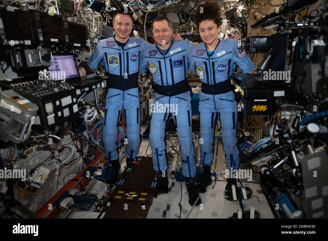 Iss062e116029 (29. März 2020) --- NASA Flight Engineers Andrew Morgan und Jessica Meir Flank Expedition 62 Commander Oleg Skripochka von Roscosmos für ein Porträt in der schwerelosen Umgebung der Internationalen Raumstation. Stockfoto