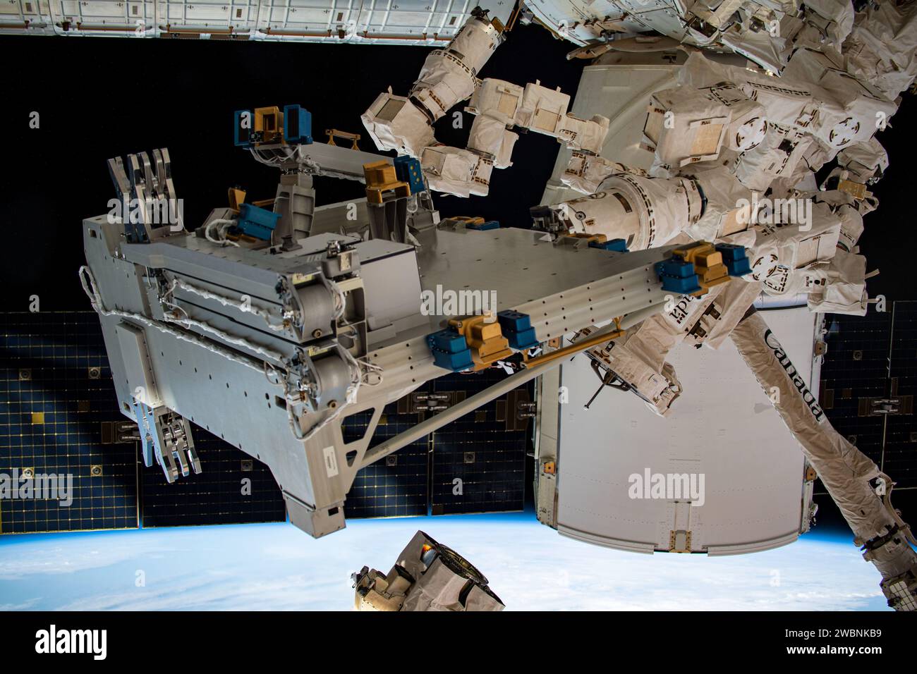 Am 27. März 2020 wurde die europäische Bartolomeo-Plattform unter dem Destiny-Modul auf der ISS positioniert und diente als externe Nutzlastaufnahme auf der Widderseite des Columbus-Moduls für kommerzielle und institutionelle Zwecke. Stockfoto