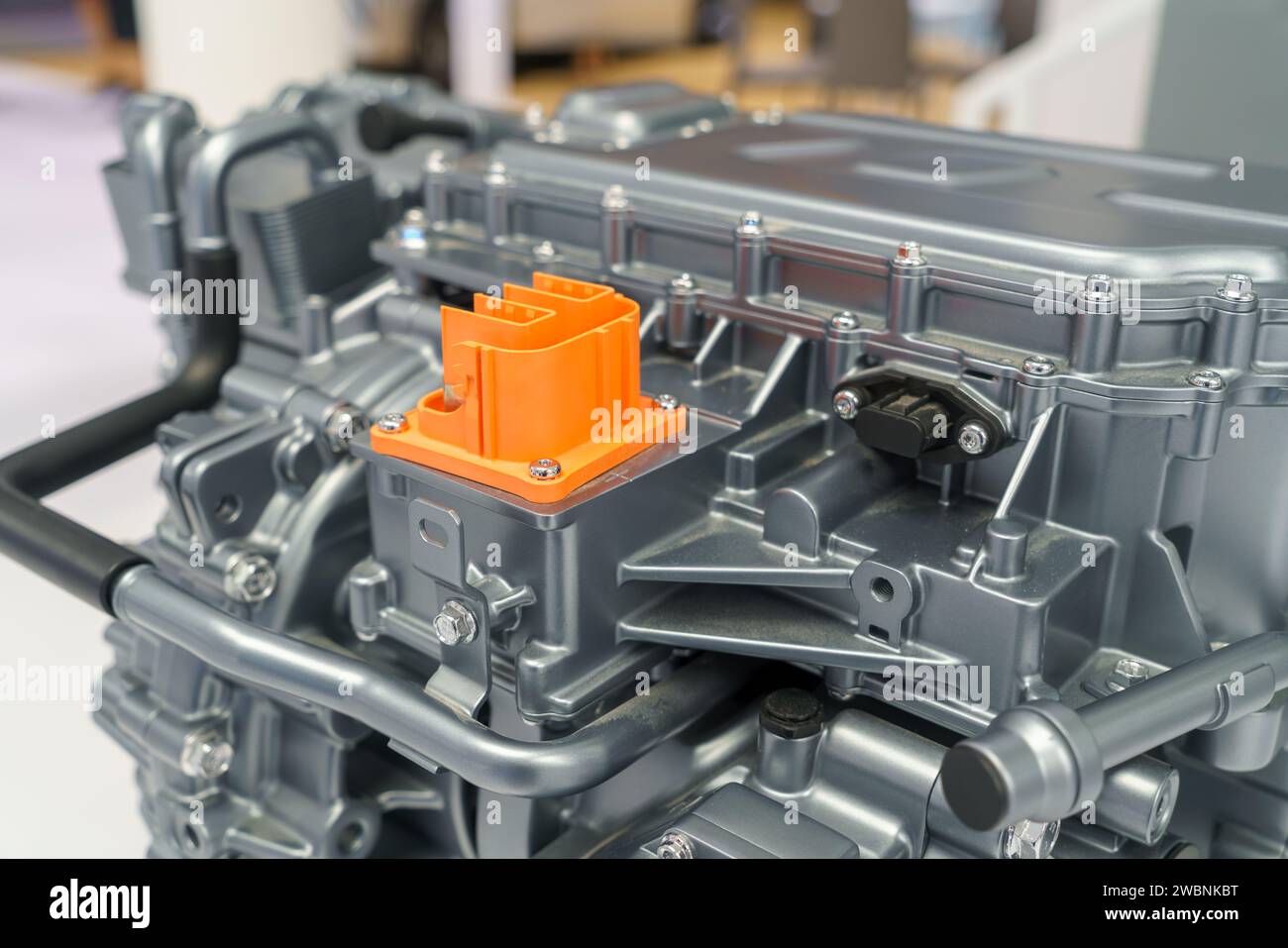 Leistungsstarker Motor unter der Motorhaube eines Elektrofahrzeugs (EV). Dieser Blick zeigt die fortschrittliche Technologie, die die umweltfreundliche Revolution vorangetrieben hat. Stockfoto