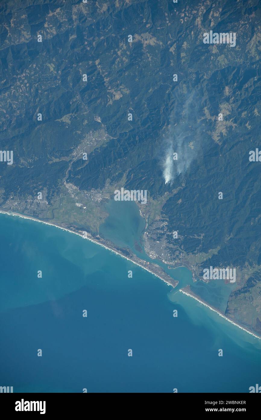 Iss070e033932 (29. November 2023) --- Waldbrände im nördlichen kalifornischen Humboldt County vor der Küste des Pazifischen Ozeans werden von der Internationalen Raumstation aus in einer Umlaufbahn von 261 km aufgenommen. Stockfoto