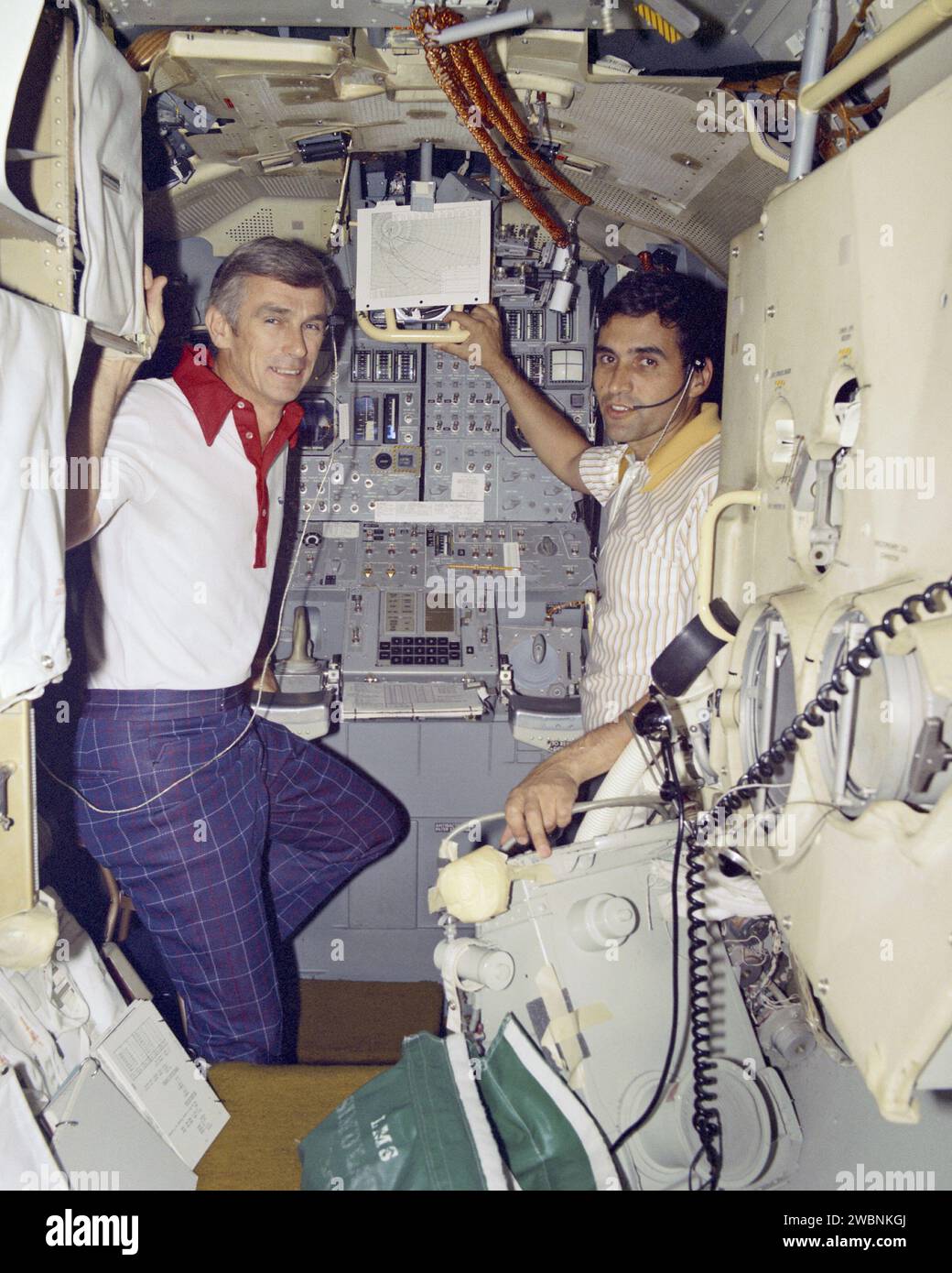 Die Apollo-17-Astronauten Eugene A. Cernan, Harrison H. Schmitt und Ronald E. Evans trainieren im Lunar Module Simulator im Flight Crew Training Building und machen sich mit der Ausrüstung für den Abstieg auf die Mondoberfläche im Dezember vertraut. Stockfoto