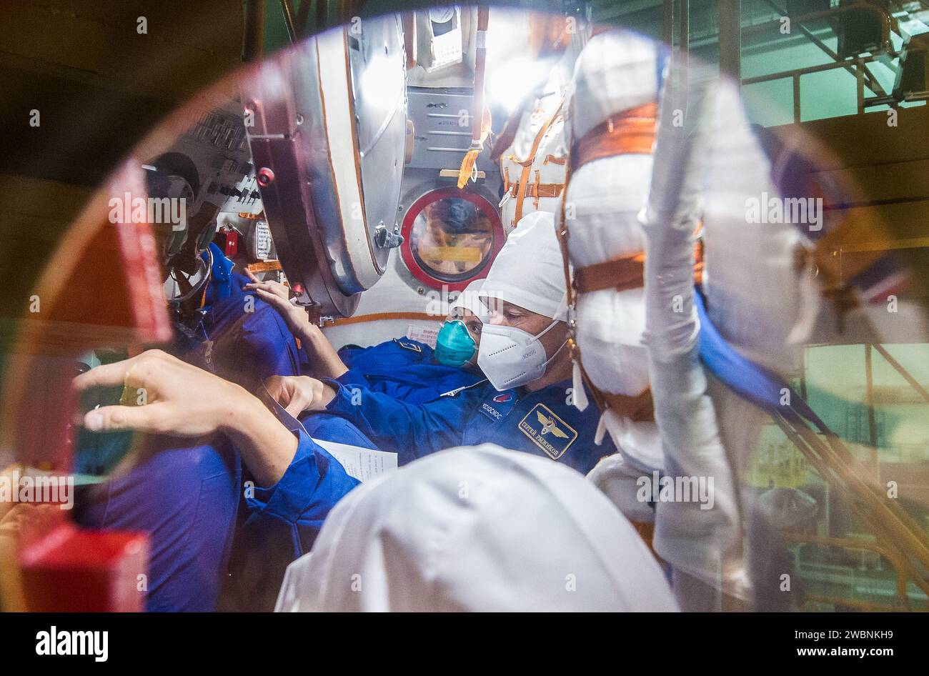 Expedition 64 NASA-Astronautin Kate Rubins, Back und die russischen Kosmonauten Sergej Ryzhikow, Mitte, und Sergej Kud-Swerchkov von Roscosmos werden während eines Fitting Check am Montag, 28. September 2020, im Kosmodrom Baikonur in Kasachstan gesehen. Das Trio bereitet sich auf den Start zur Internationalen Raumstation vor, die am 14. Oktober, Baikonur-Zeit, mit dem Raumschiff Sojus MS-17 vom Kosmodrome Baikonur in Kasachstan aus gestartet wird. Stockfoto