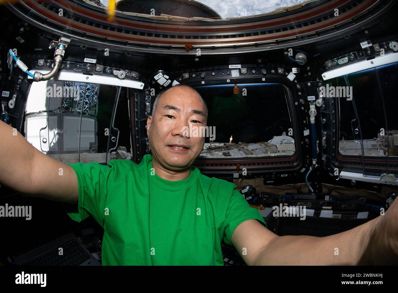 Der SpaceX Crew-1 Mission Specialist und Expedition 64 Flugingenieur Soichi Noguchi von JAXA war am 18. November 2020 an Bord der ISS, in der sieben Fenster großen Kuppel der Station, bekannt als das „Fenster zur Welt“. Stockfoto