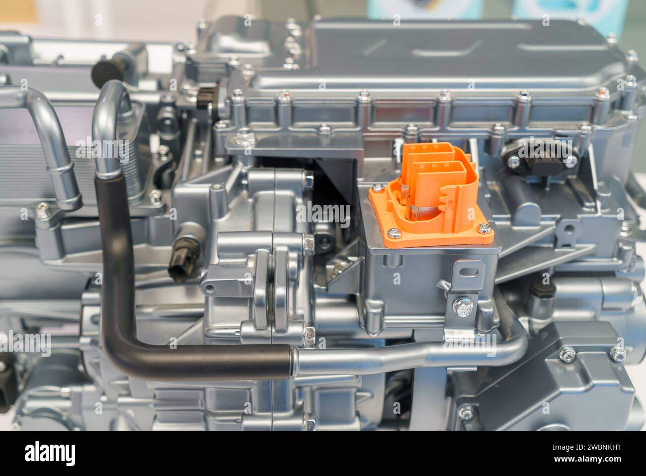 Leistungsstarker Motor unter der Motorhaube eines Elektrofahrzeugs (EV). Dieser Blick zeigt die fortschrittliche Technologie, die die umweltfreundliche Revolution vorangetrieben hat. Stockfoto