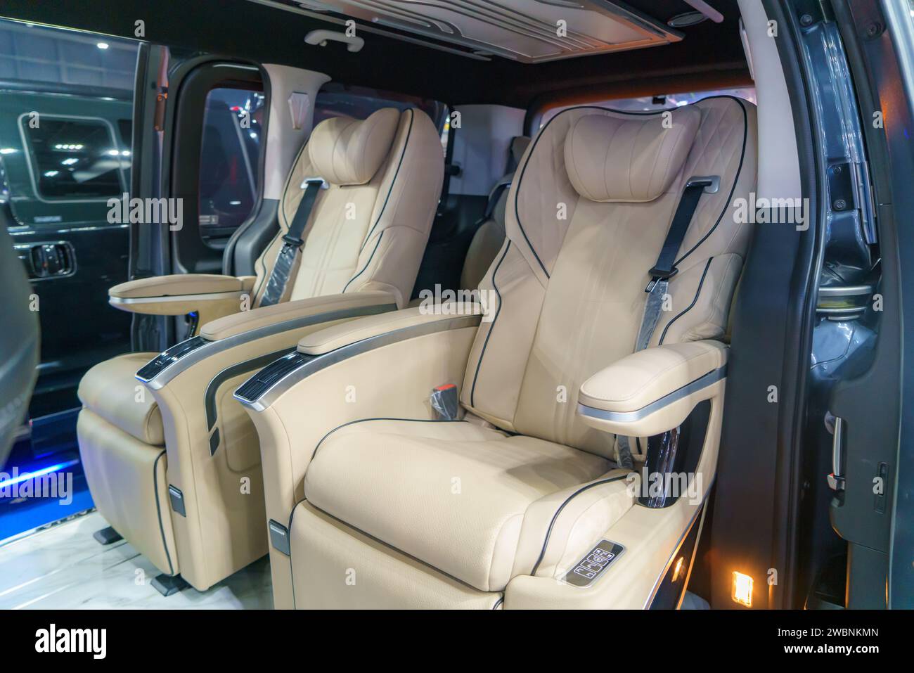 Innenraum eines luxuriösen Kleinbusses mit weichen Ledersitzen. Jeder Sitz strahlt Komfort und Raffinesse aus und schafft ein Ambiente des Wohlbefindens Stockfoto